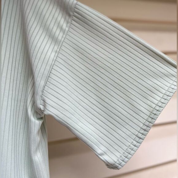 Misguided lime colored short sleeved crew neck t-shirt, comfortable , size US 4 - Picture 3 of 5